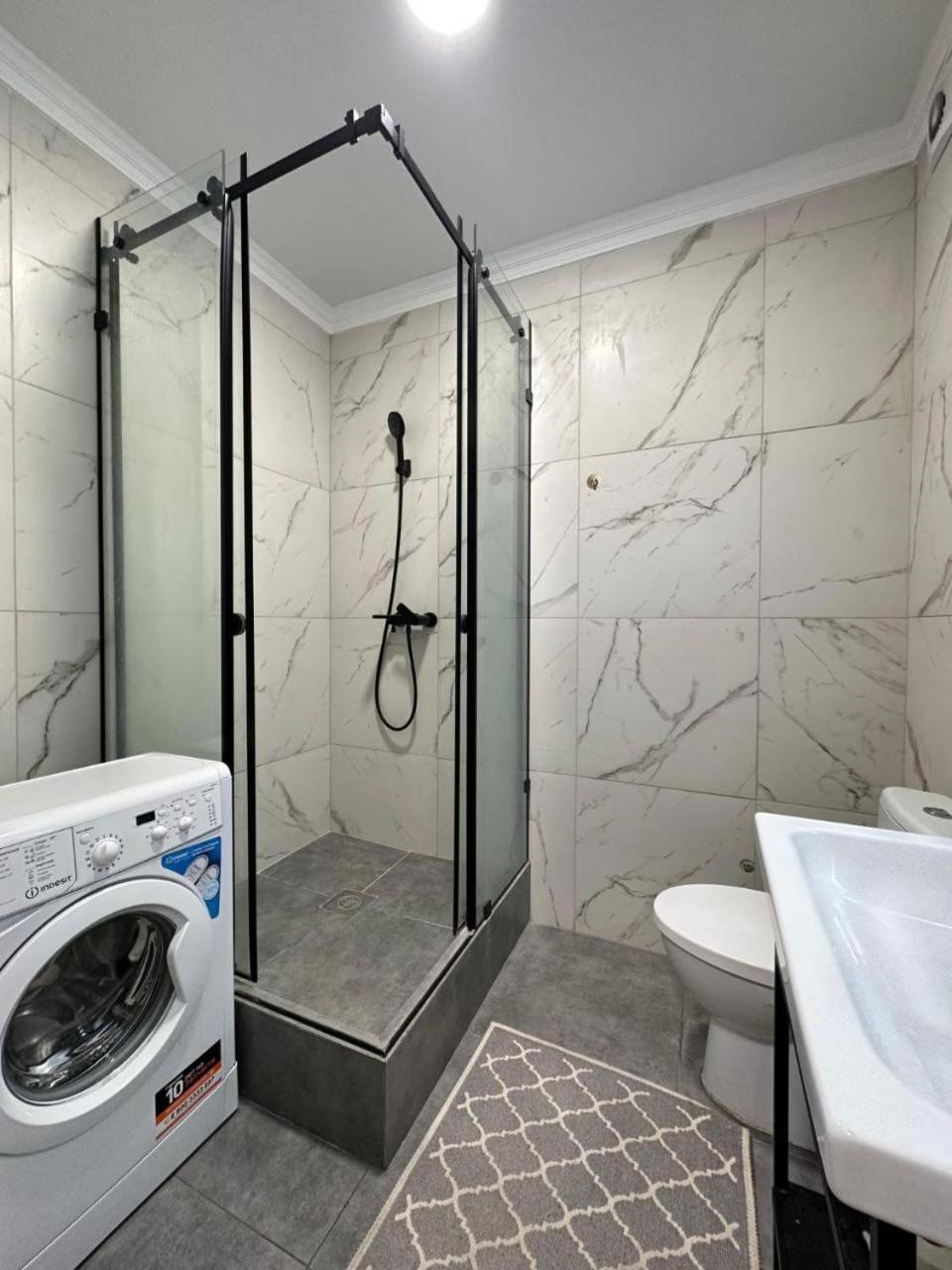 Жилой Комплекс Молодежный На Тулебаева Apartamento Almaty Exterior foto